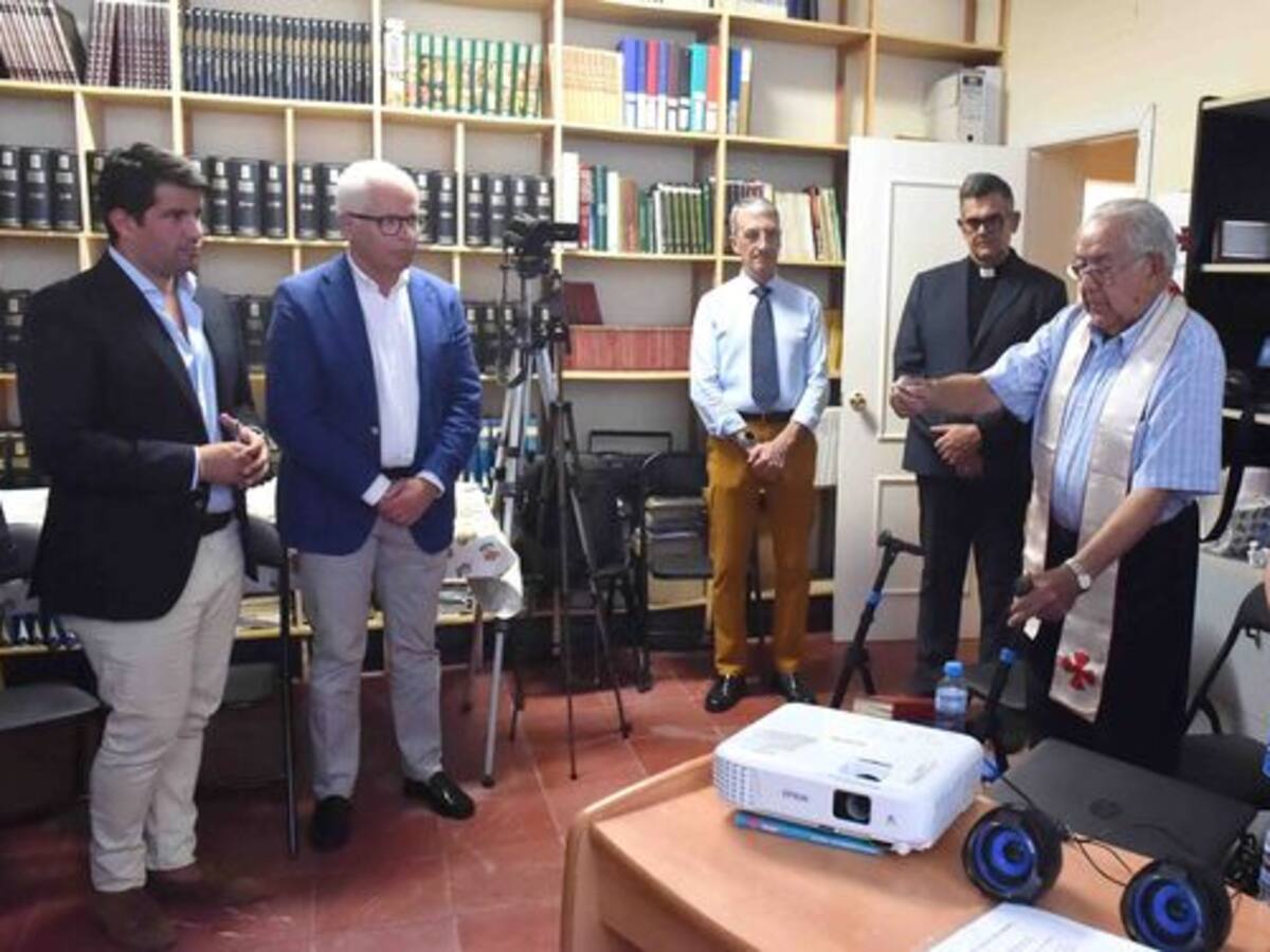 El sacerdote Vicente Peña, estable tras ser rescatado de su vivienda en Algeciras