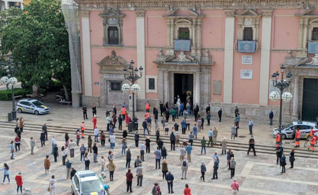 Momento en el que se abren la puertas de la Basílica para mostrar la imagen de la Virgen a la gente que estaba en la plaza durante la celebración del día de la Patrona de València en el año 2020