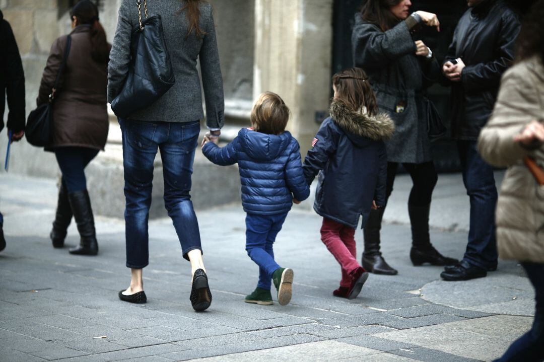 Niños paseando