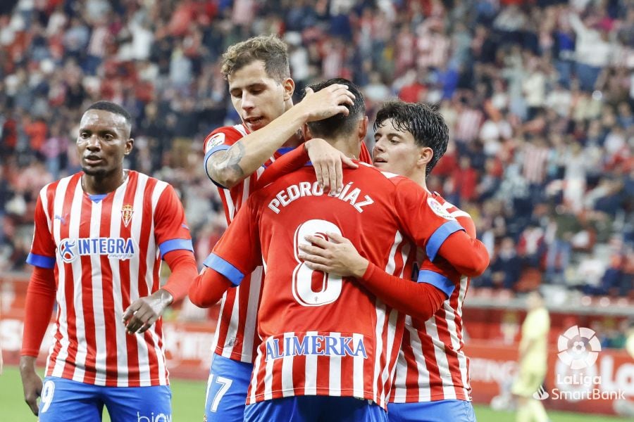 Los jugadores del Sporting celebran el gol de Pedro Díaz al Eibar.