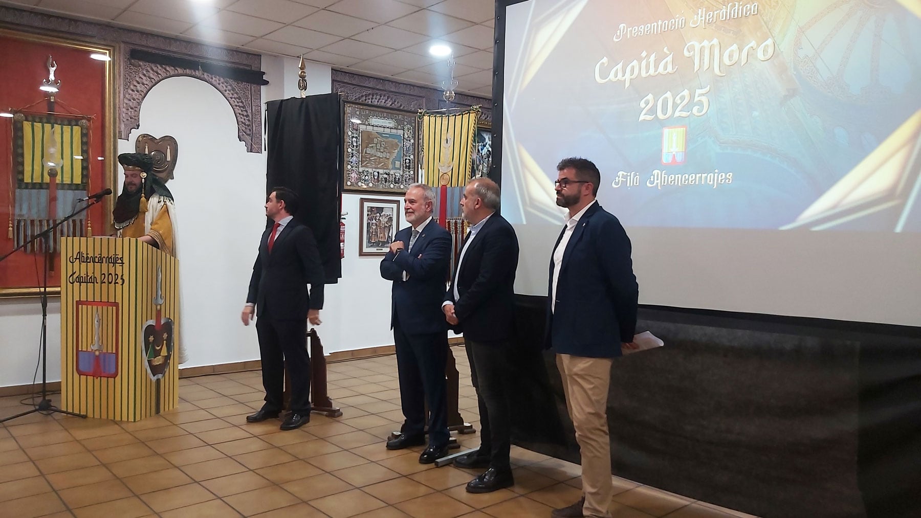 Víctor Ferrer, uno de los diseñadores de la heráldica, convertido en emisario de Al-Azraq, abrió el acto