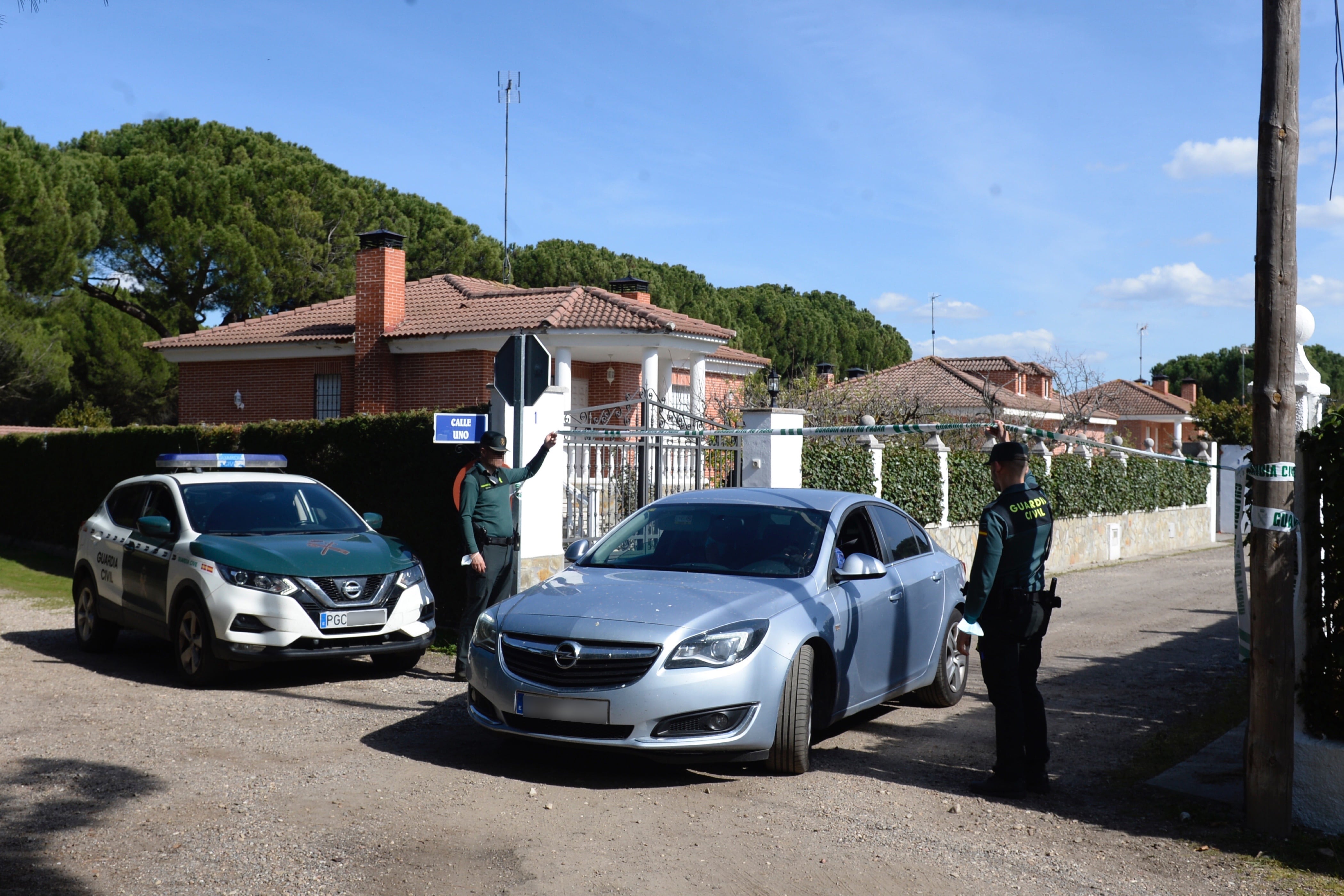 La Guardia Civil finaliza el registro del domicilio de uno de los investigados por el caso de la desaparición y muerte de la joven Esther López, en Traspinedo (Valladolid).