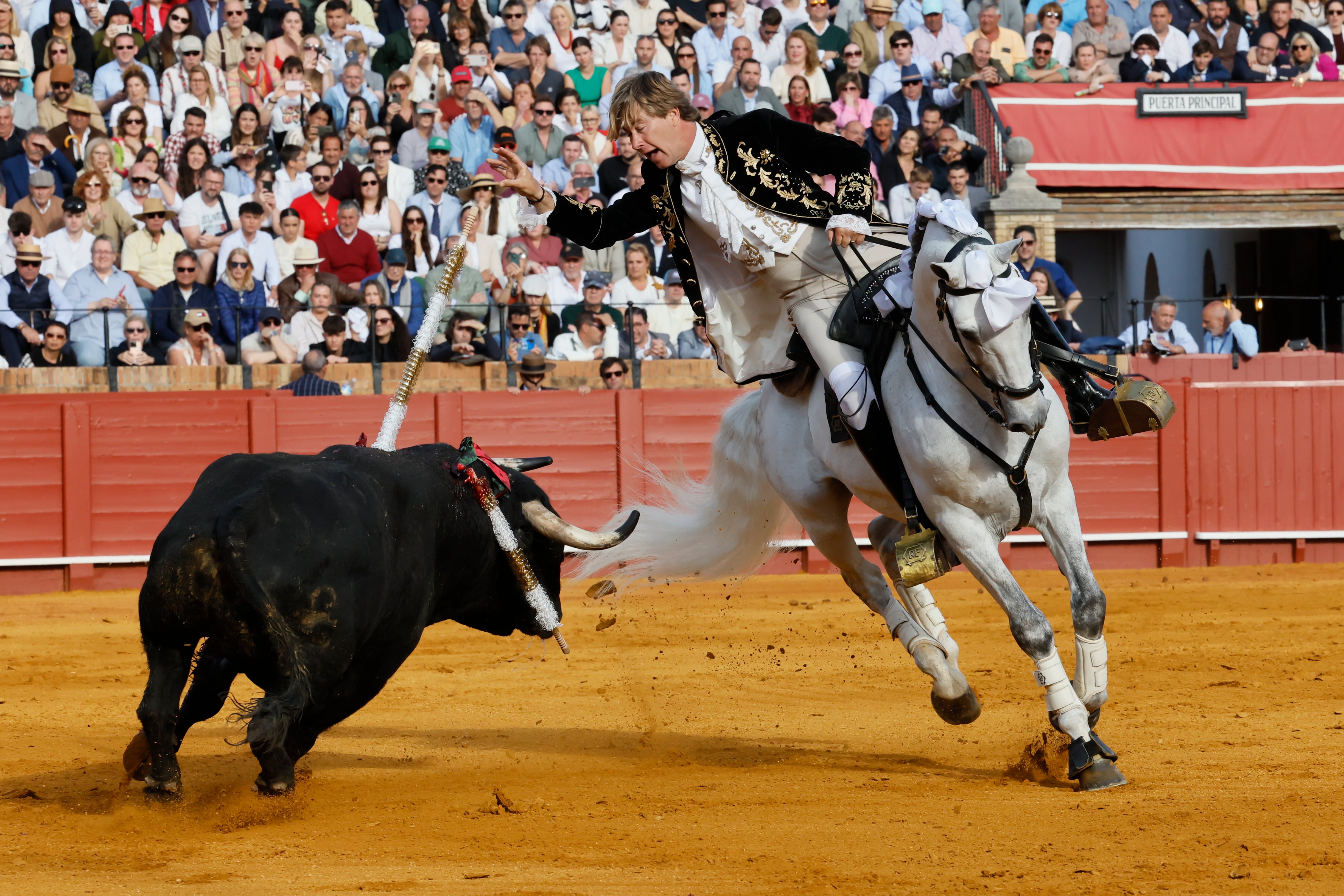 SEVILLA, 04/05/2025.- El rejoneador Rui Fernandes en la lidia al primero de los de su lote, durante la corrida de la Feria de Abril celebrada este domingo en la Real Maestranza, en Sevilla. EFE/Jose Manuel Vidal
