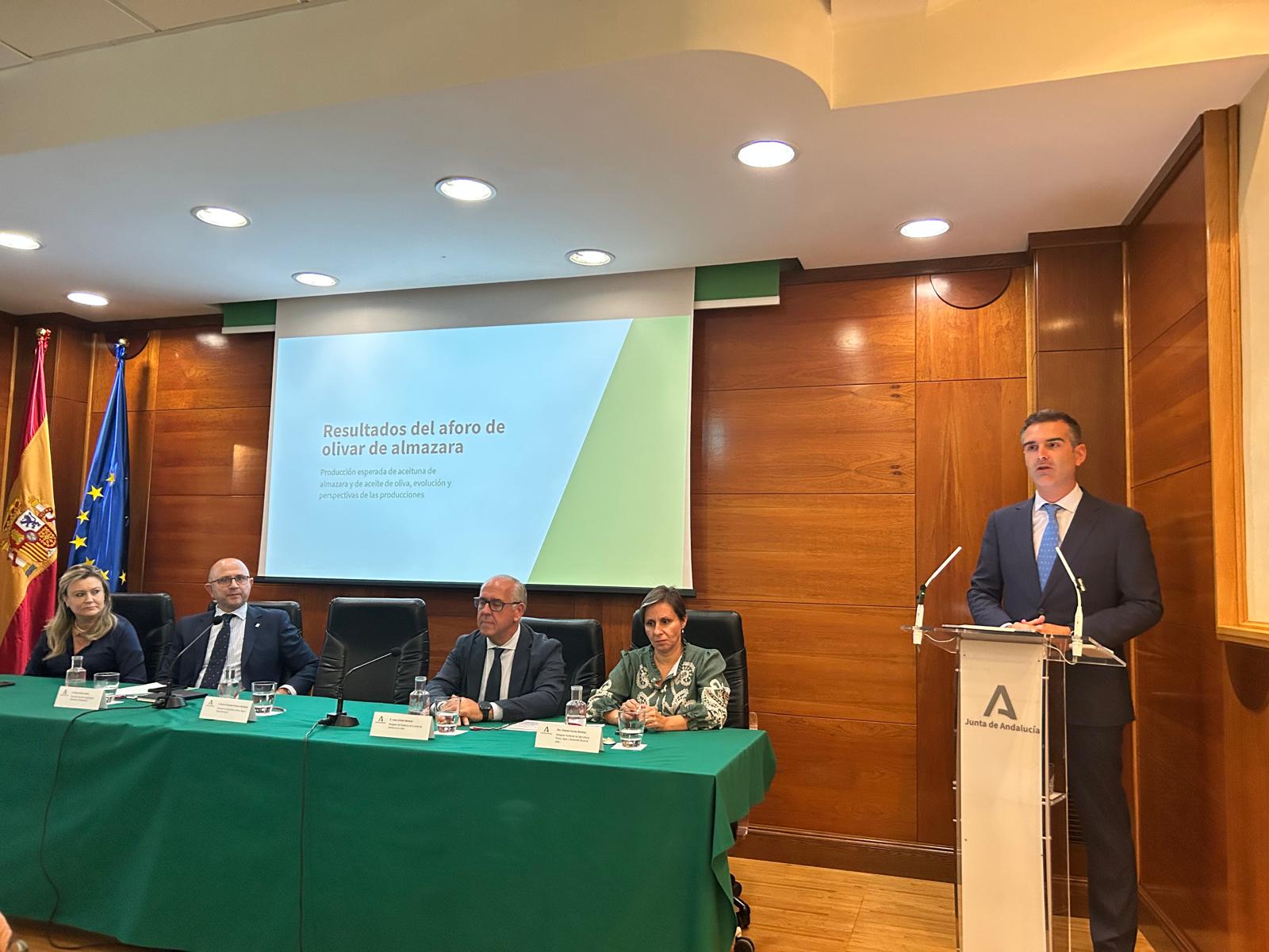 El consejero de Agricultura, Ramón Fernández Pacheco, durante la presentación de los datos del aforo de la campaña.