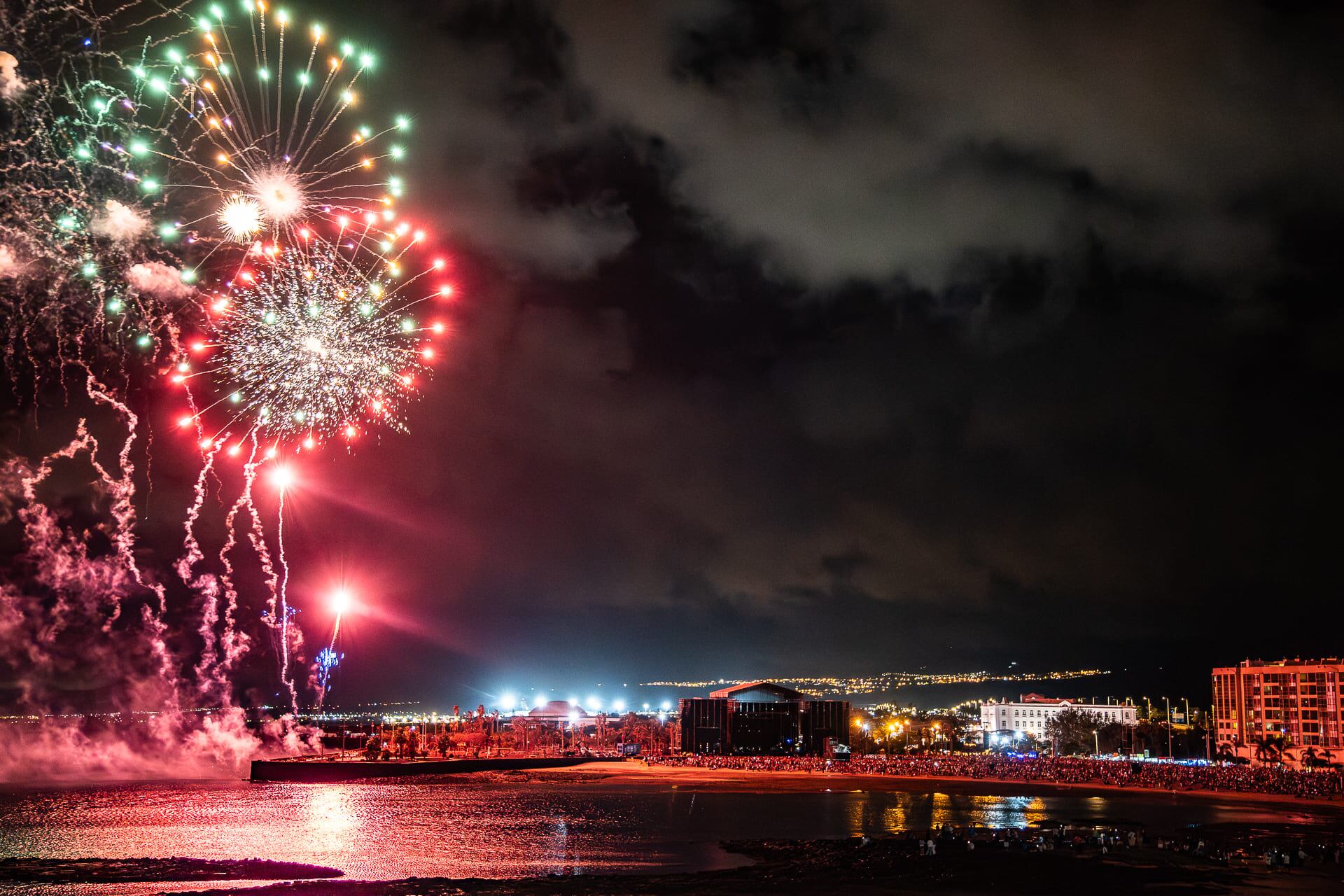 Fuegos artificiales en las Fiestas de San Ginés de Arrecife 2025.