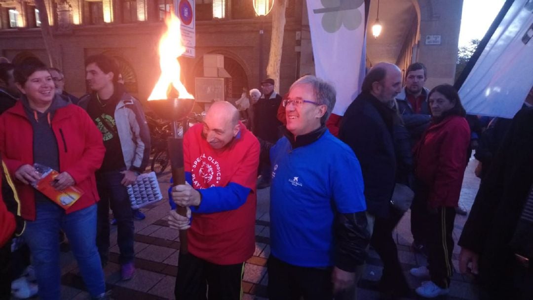 Salida de la antorcha de Special Olympics desde la Plaza de Santa Engracia. De azul, el Justicia de Aragón, Ángel Dolado