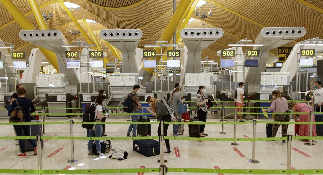 Pasajeros con sus maletas en las instalaciones de la Terminal T4 del Aeropuerto Adolfo Suárez Madrid-Barajas