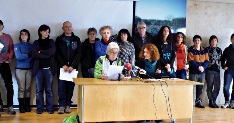 Bego Goleaga (sentada a la izquierda), de la Plataforma por los Derechos Sociales, y Elisabeth Etxeberria de la Asociación de Mujeres de Álava durante la lectura del manifiesto 