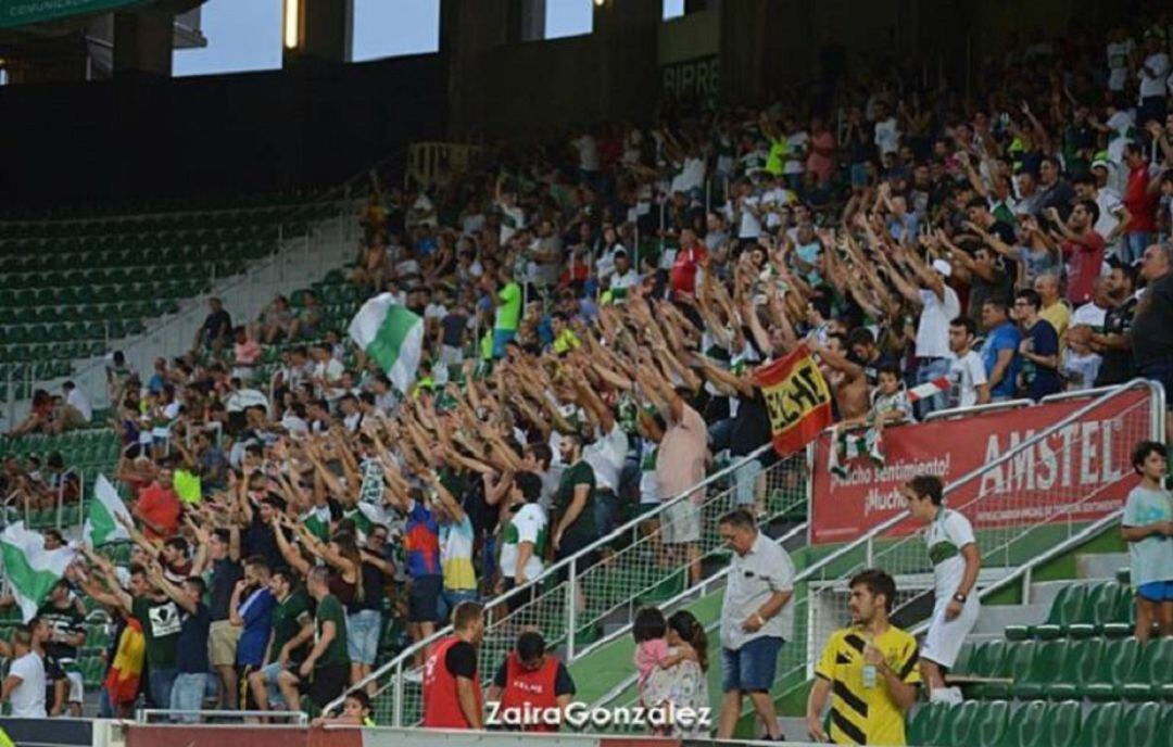 Aficionados del Elche durante un partido en el Martínez Valero