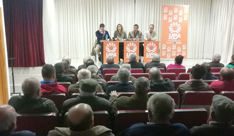 UPA se reúne con los agricultores de Los Villares