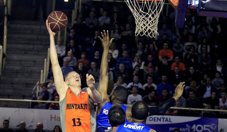 El alero del Montakit Fuenlabrada Rolands Smits (i) lanza a canasta durante el partido contra el RETAbet.es