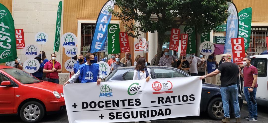 Concentración a las puertas de la delegación de Educación.