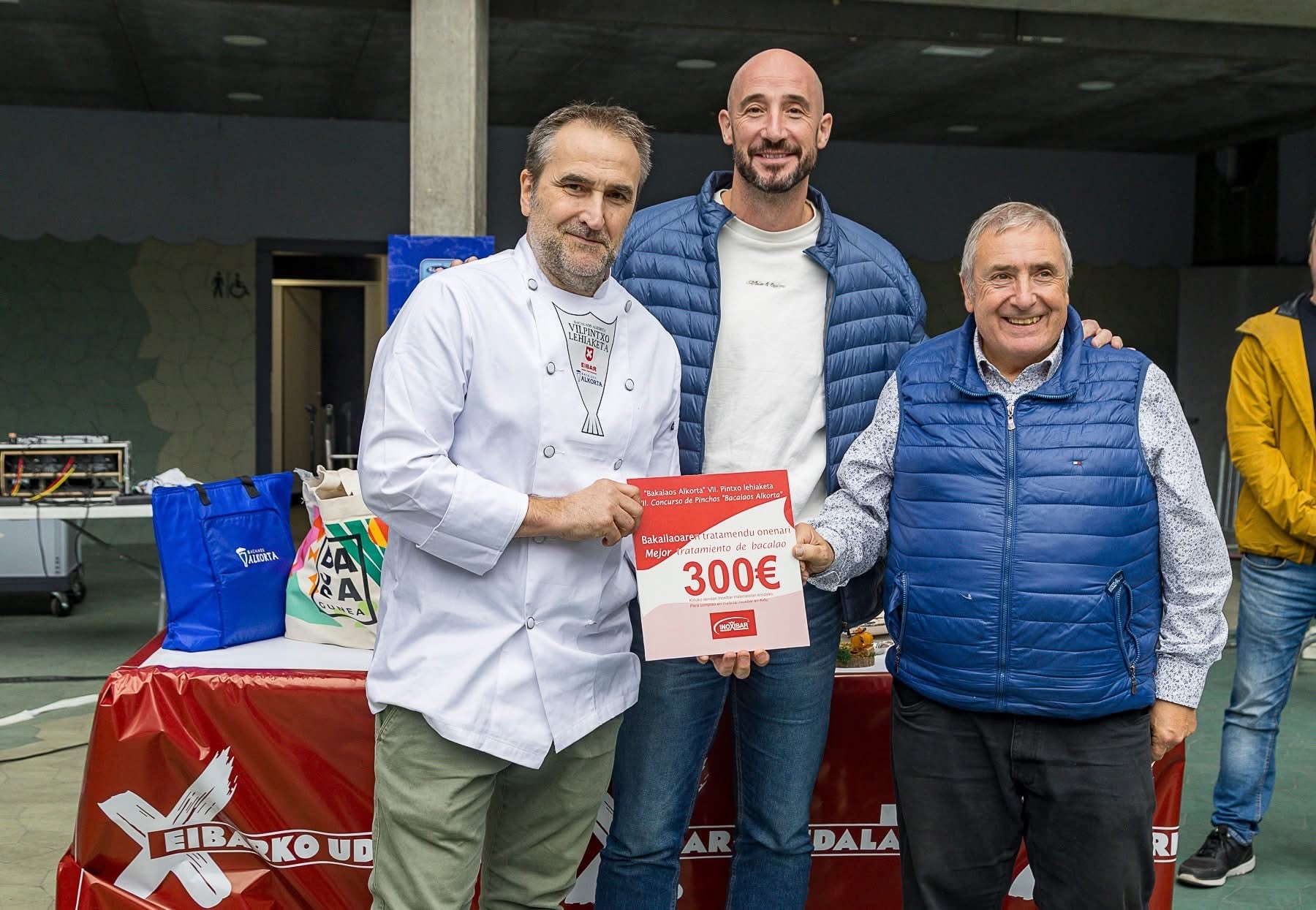Iñigo Kortabitarte posa, como ganador del Concurso Bacalaos Alkorta, con el alcalde Jon Iraola y el concejal de Festejos Patxi Lejardi