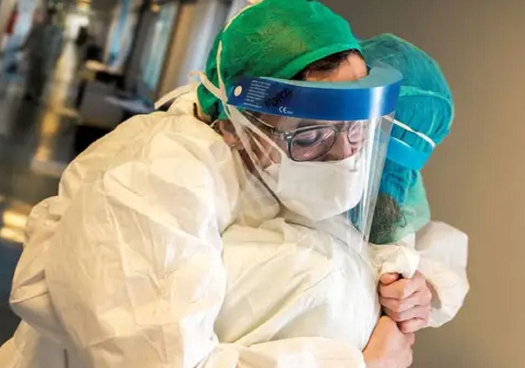 Sanitarios consolándose en un hospital