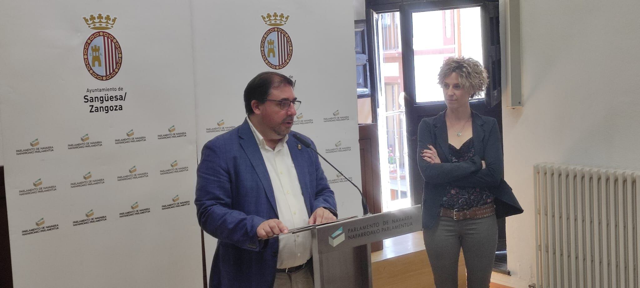 El presidente del Parlamento, Unai Hualde, y la alcaldesa Lucía Echegoyen, tras la reunión de la Mesa y Junta de portavoces en Sangüesa.