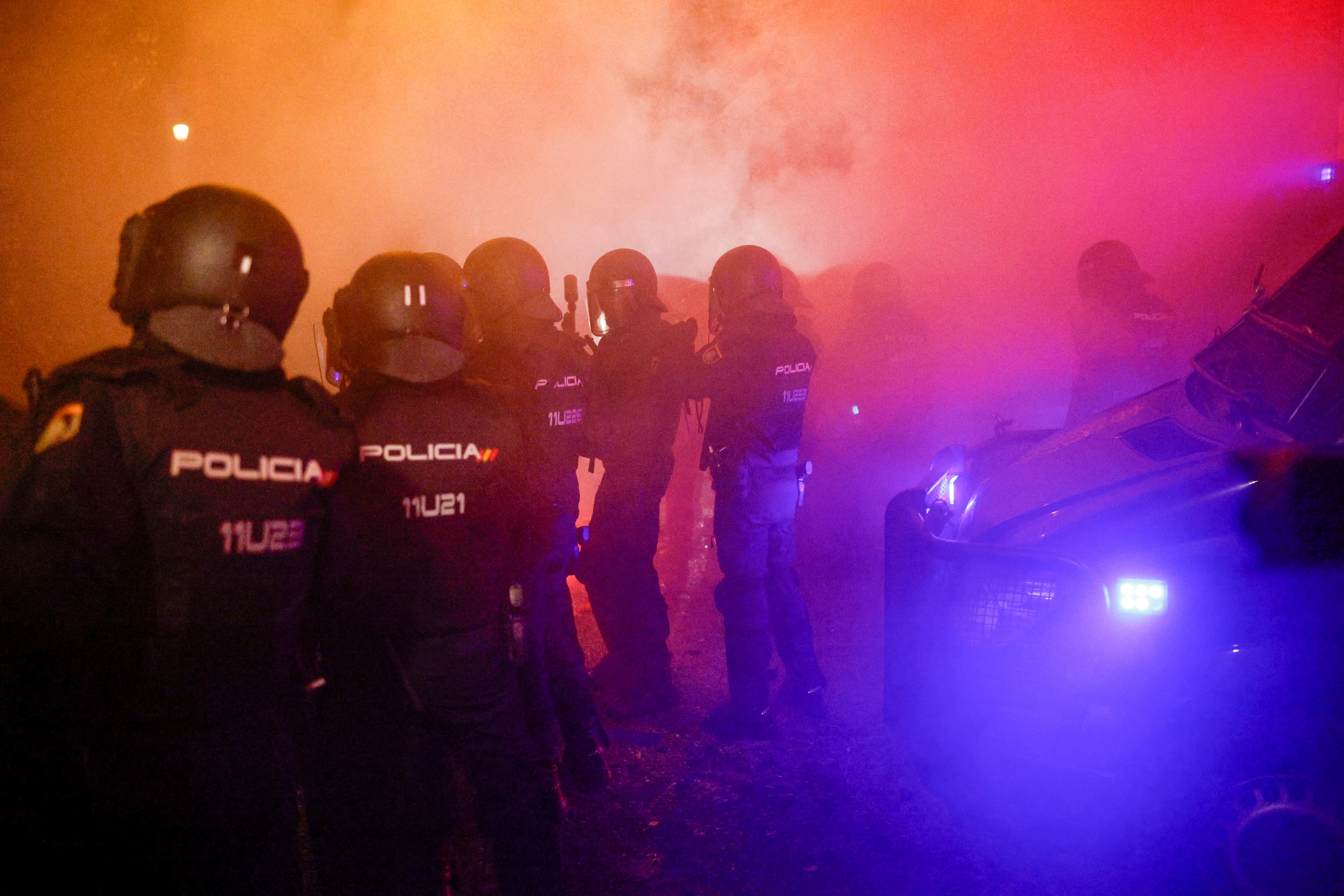 La concentración contra la amnistía convocada en las inmediaciones de la sede del PSOE en la madrileña calle de Ferraz ha desembocado, una noche más, en incidentes y cargas policiales para dispersar a los manifestantes