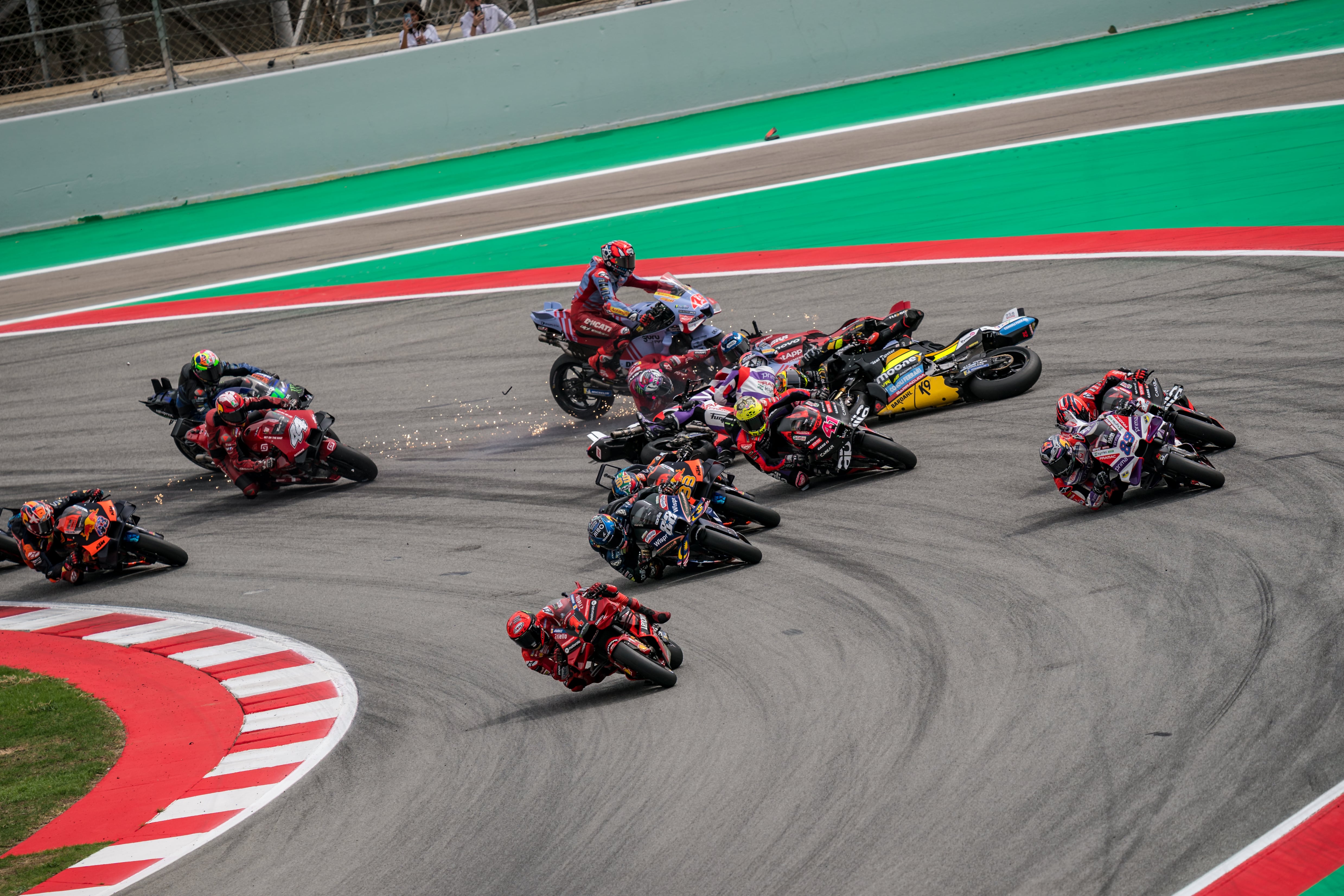 Binder pasa por encima de la pierna de Bagnaia