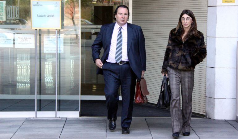 Daniel Masagué sortint dels jutjats del Vendrell acompanyat de la seva advocada.