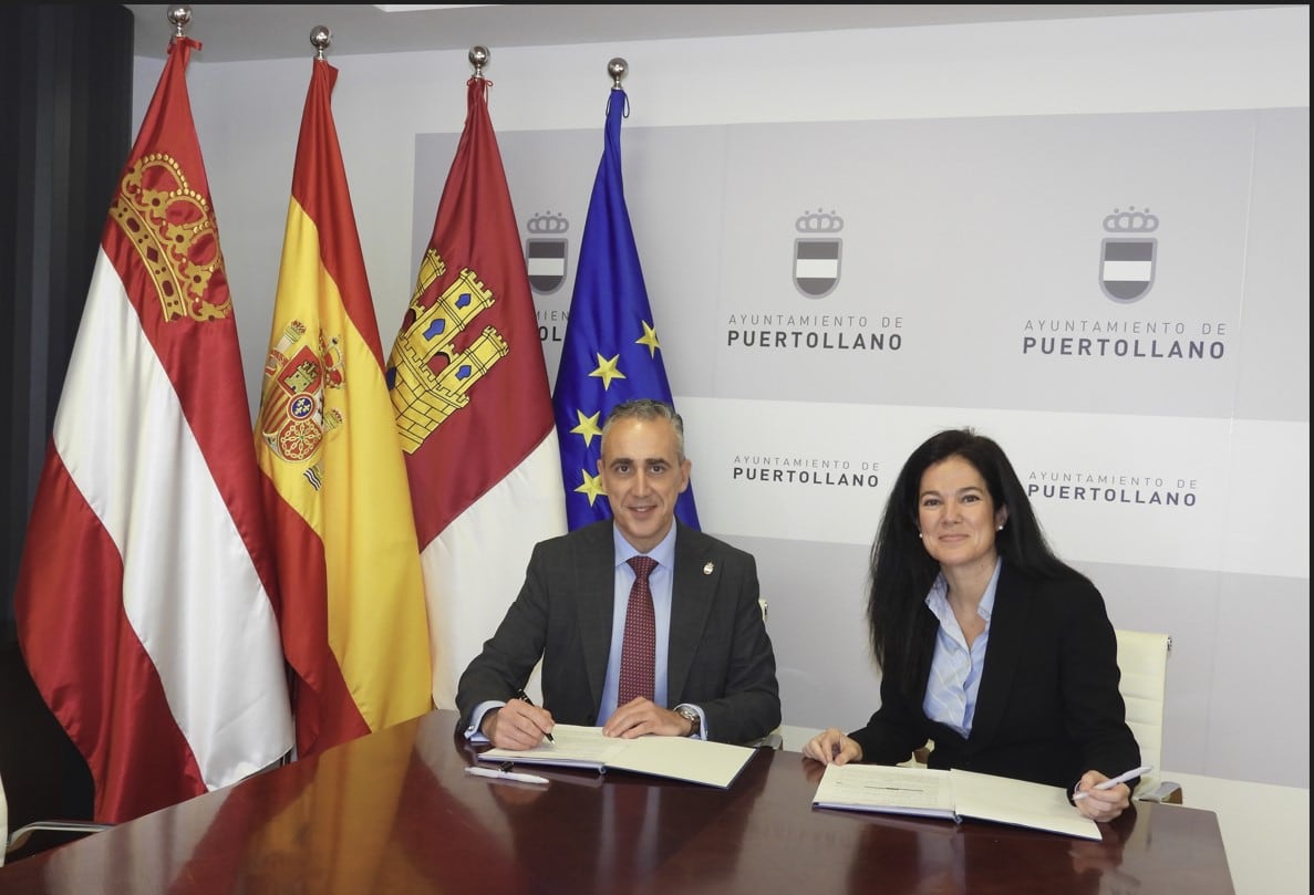 Firma del convenio entre el ayuntamiento de Puertollano y Redeia