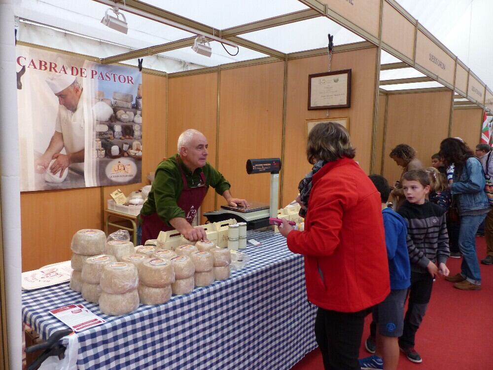 La Feria de Otoño de Biescas, con un centenar de stands y más de una veintena de productores de queso