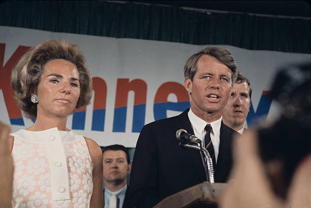 Robert y Ethel Kennedy durante un acto de campaña