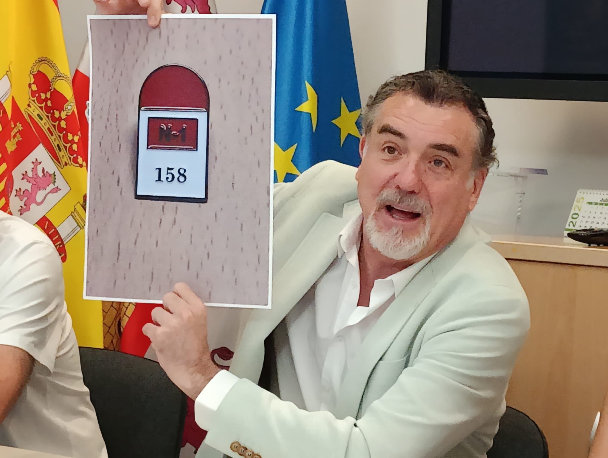 José Antonio Fuertes exhibe el diseño del pin de fiestas