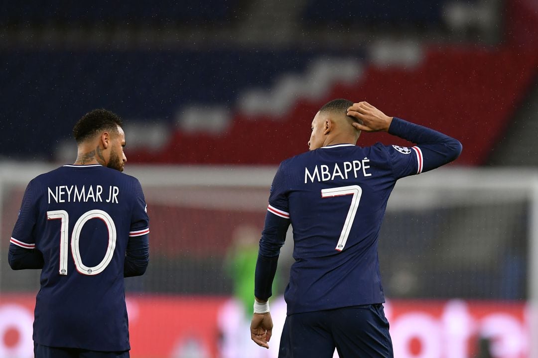 Neymar y Kylian Mbappe durante un partido entre el PSG y el Manchester United. 