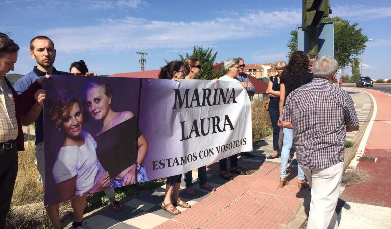 Familiares y amigos de las jóvenes asesinadas esperaban a Morate, el pasado mes de septiembre, ante los juzgados de Cuenca