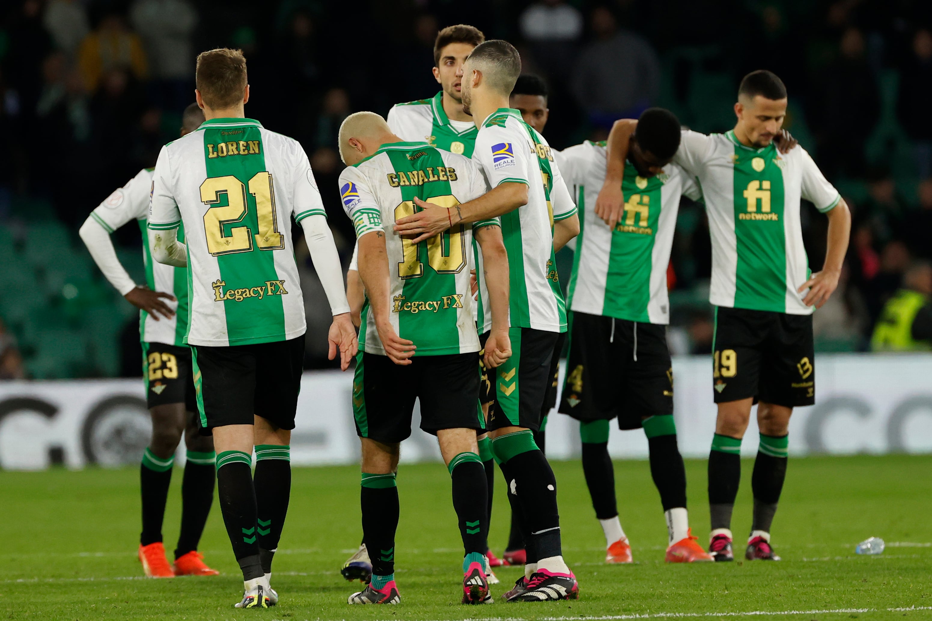 SEVILLA, 18/01/2023.- El centrocampista del Betis Sergio Canales (2-i) es consolado por sus compañeros tras fallar su penalti ante Osasuna, durante el partido de octavos de final de la Copa del Rey entre el Real Betis y el CA Osasuna disputado este miércoles en el estadio Benito Villamarín, en Sevilla. EFE/Julio Muñoz
