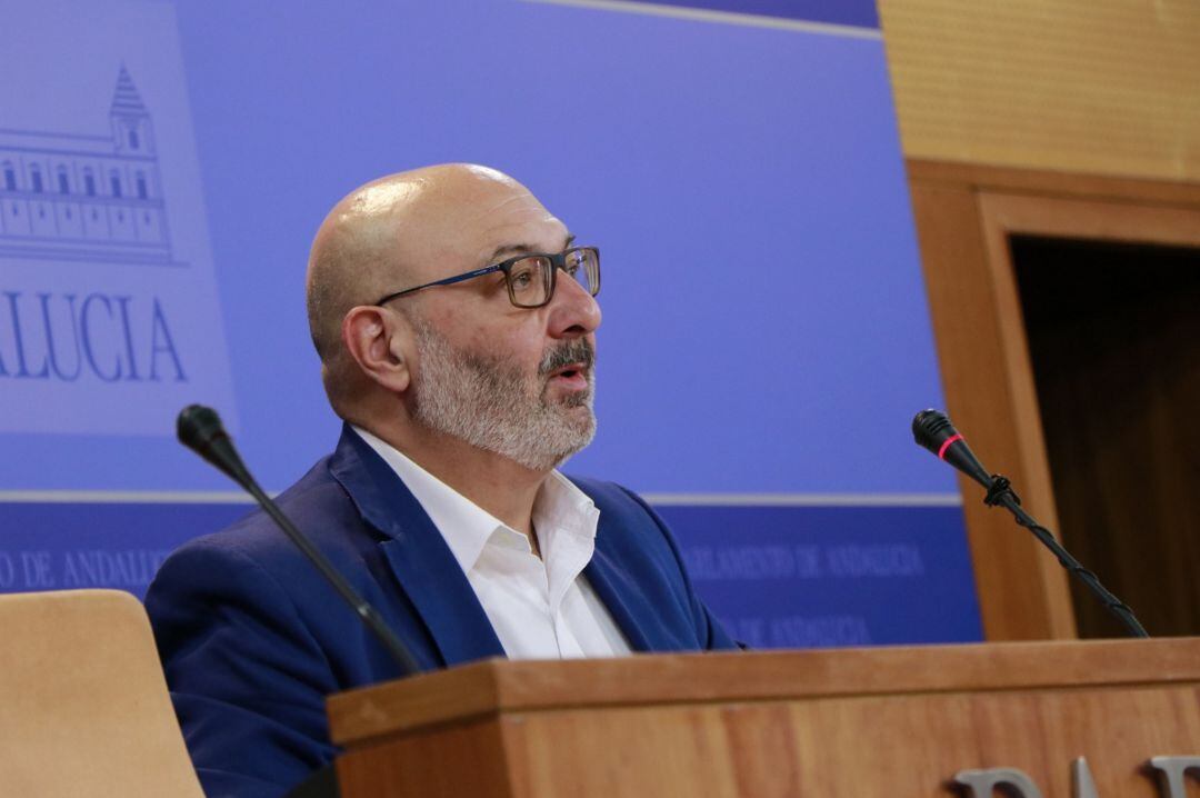 El presidente de Vox en Córdoba, Alejandro Hernández, durante una comparecencia de prensa en el Parlamento de Andalucía