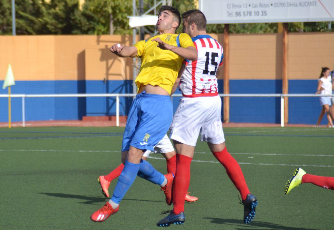 Jaume pugnando por un balón con Ferrán Molina.