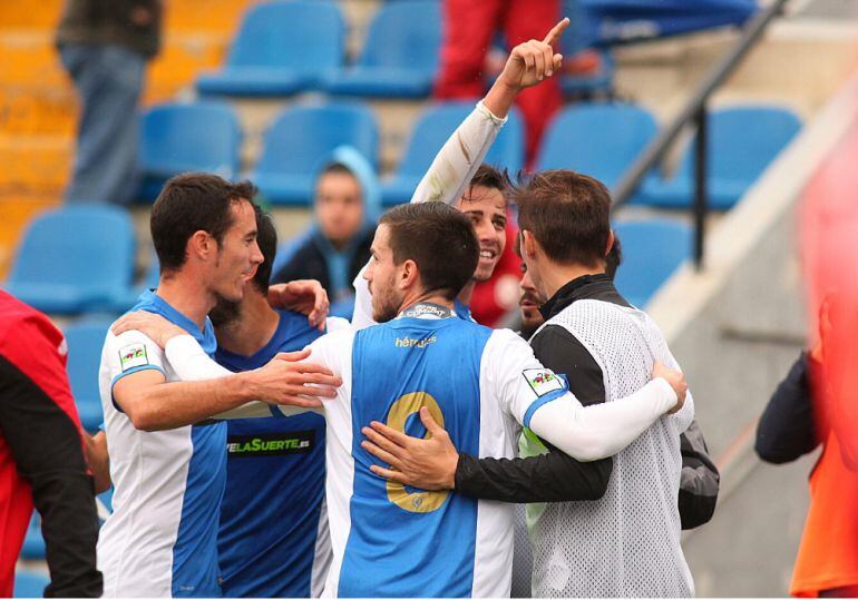 Salinas celebra su primer gol en el Rico Pérez esta mañana