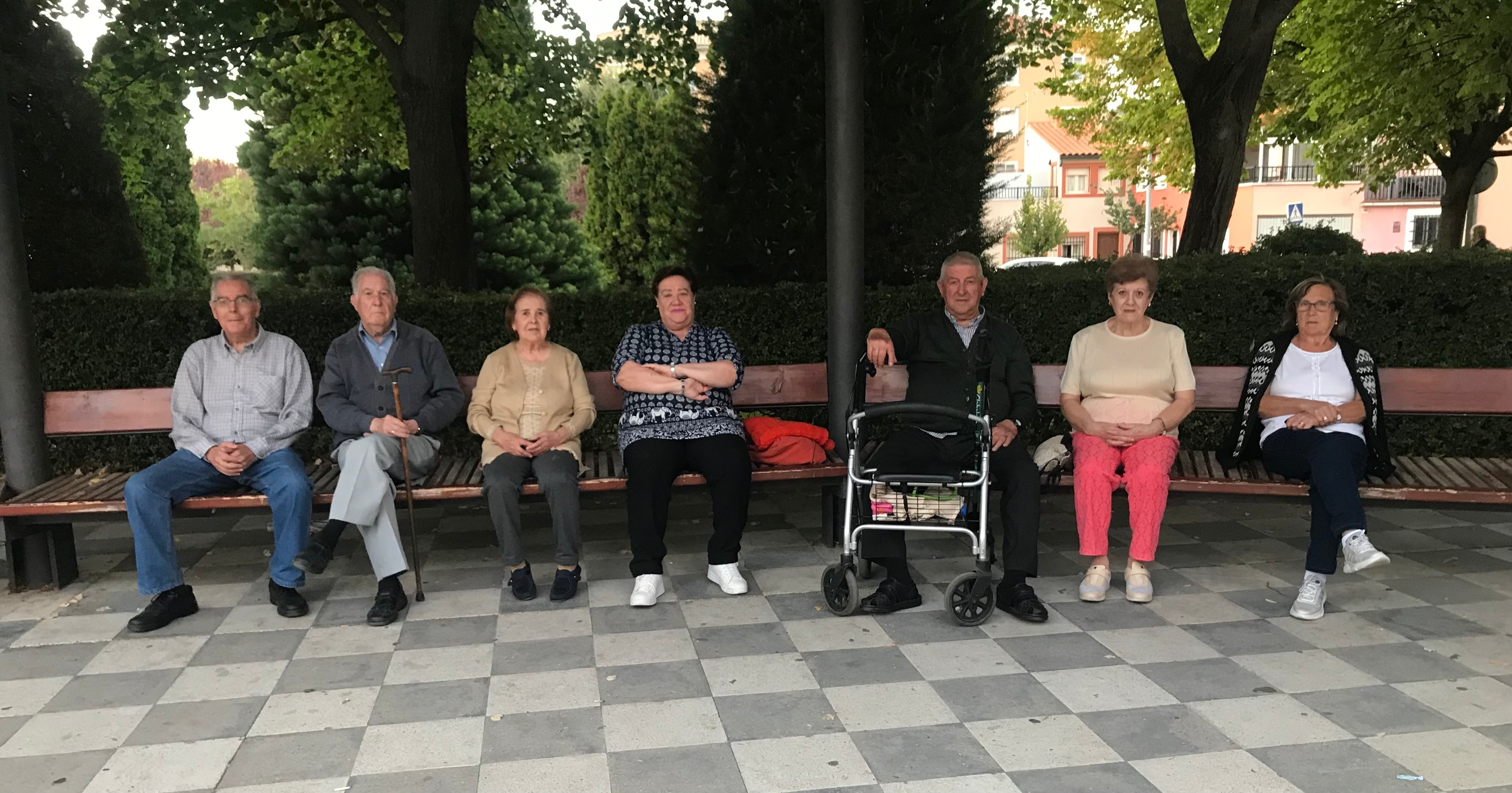 Juanjo y Carmen, y Rafael y Juli, junto a otras personas, pasando la tarde en Cuenca.