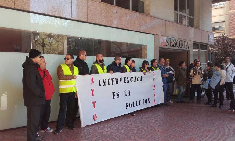 Los trabajadores, a la entrada del Servicio Aragonés de Mediación y Arbitraje, el pasado 1 de abril