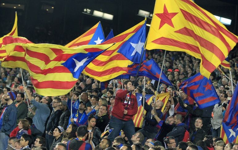 Aficionados muestran banderas esteladas en el minuto 17:14 del partido entre Barcelona y Eibar