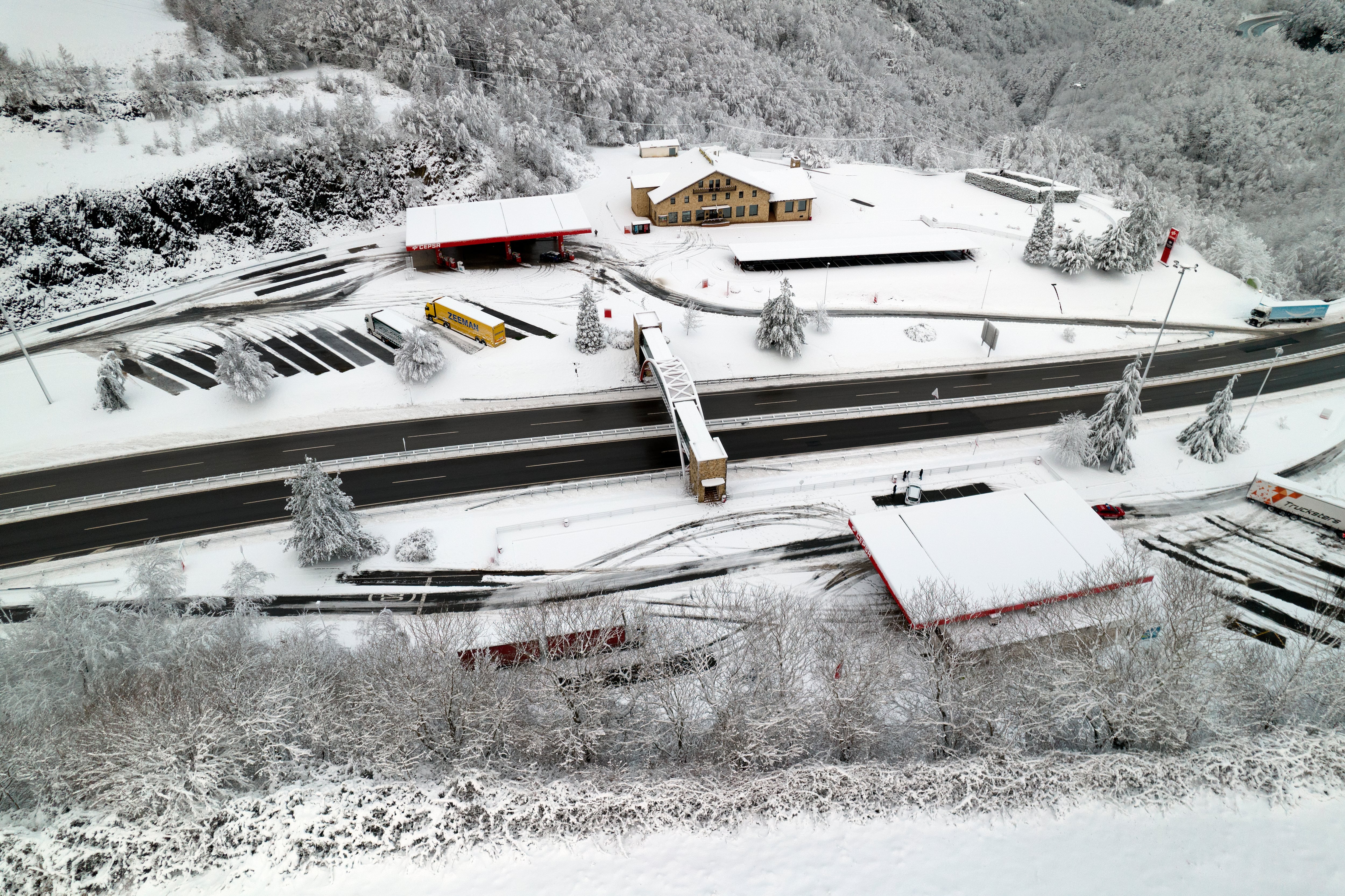 Vista de la calzada despejada de nieve en la A-15 a la altura de Pagozelay