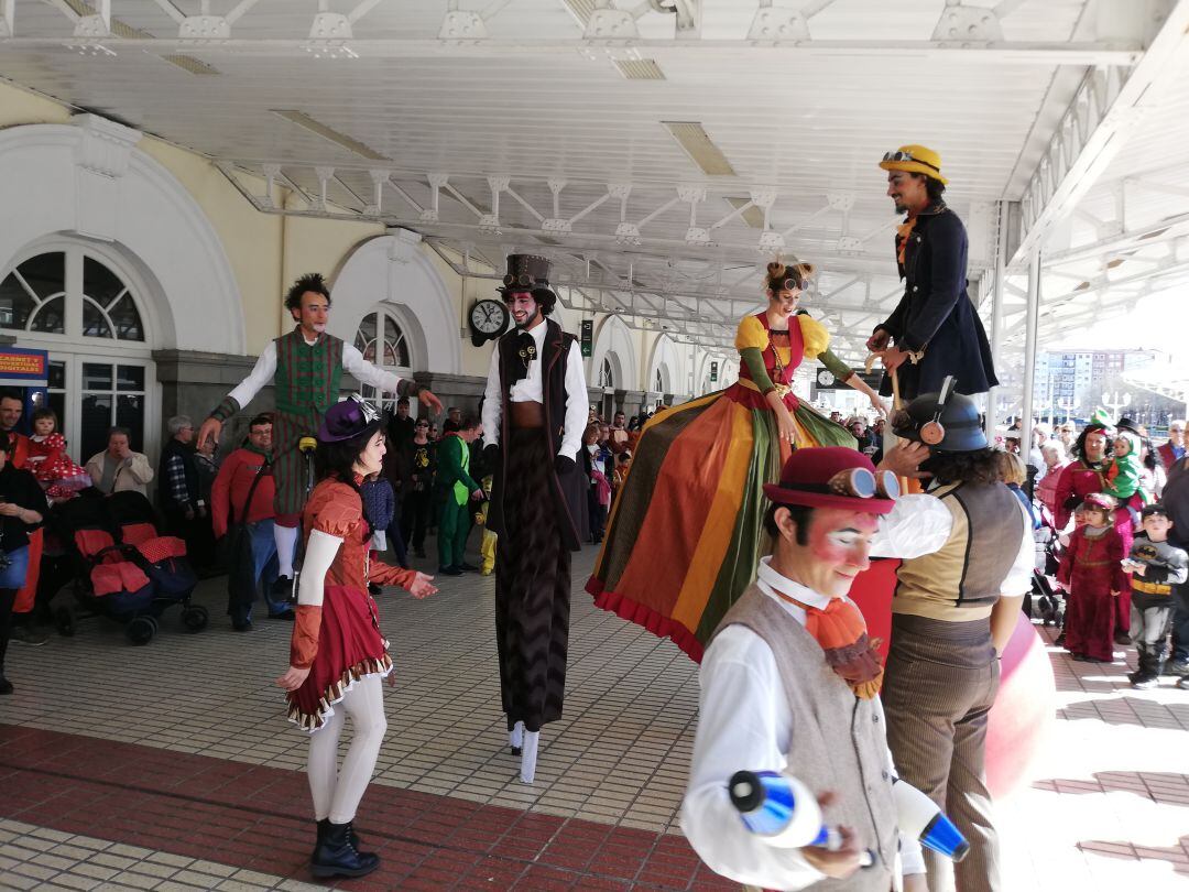 La estación de tren preparada para la llegada de los pintores de Vitoria