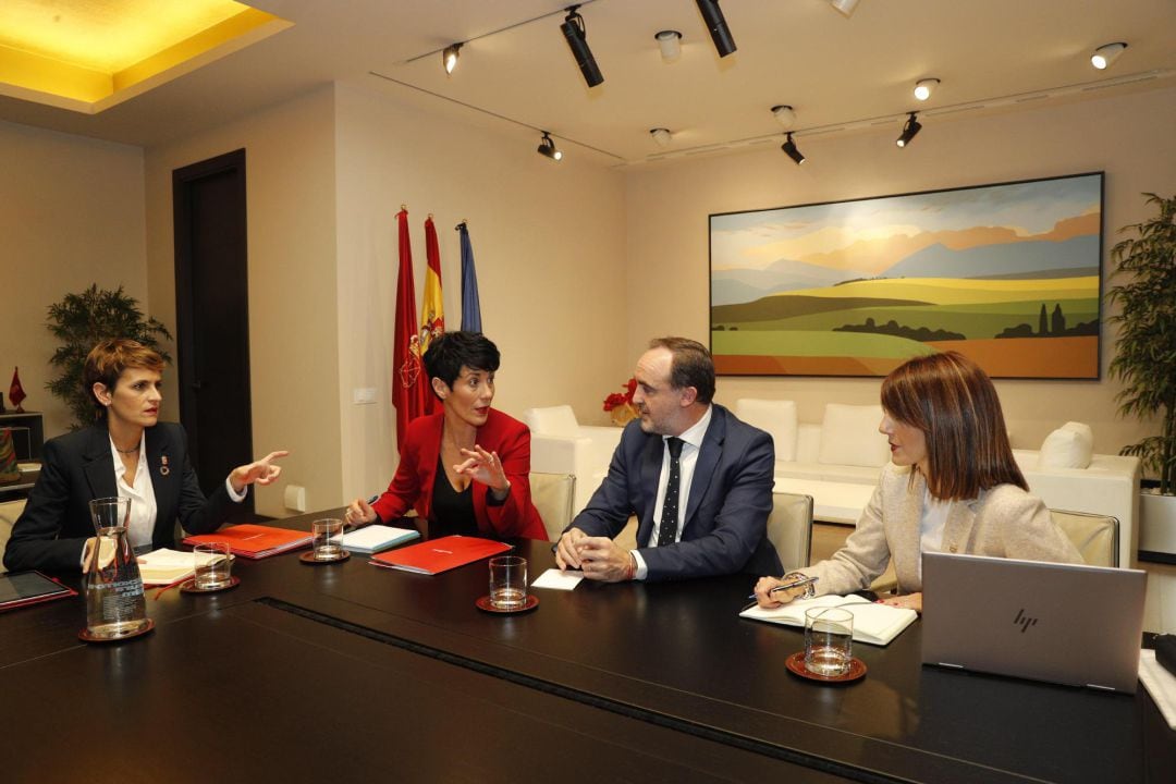 La presidenta de Navarra, María Chivite (d), y la consejera de Hacienda Elma Saiz (2i), durante la reunión que han mantenido esta tarde con Javier Esparza y con María Jesús Valdemoro, de Navarra Suma