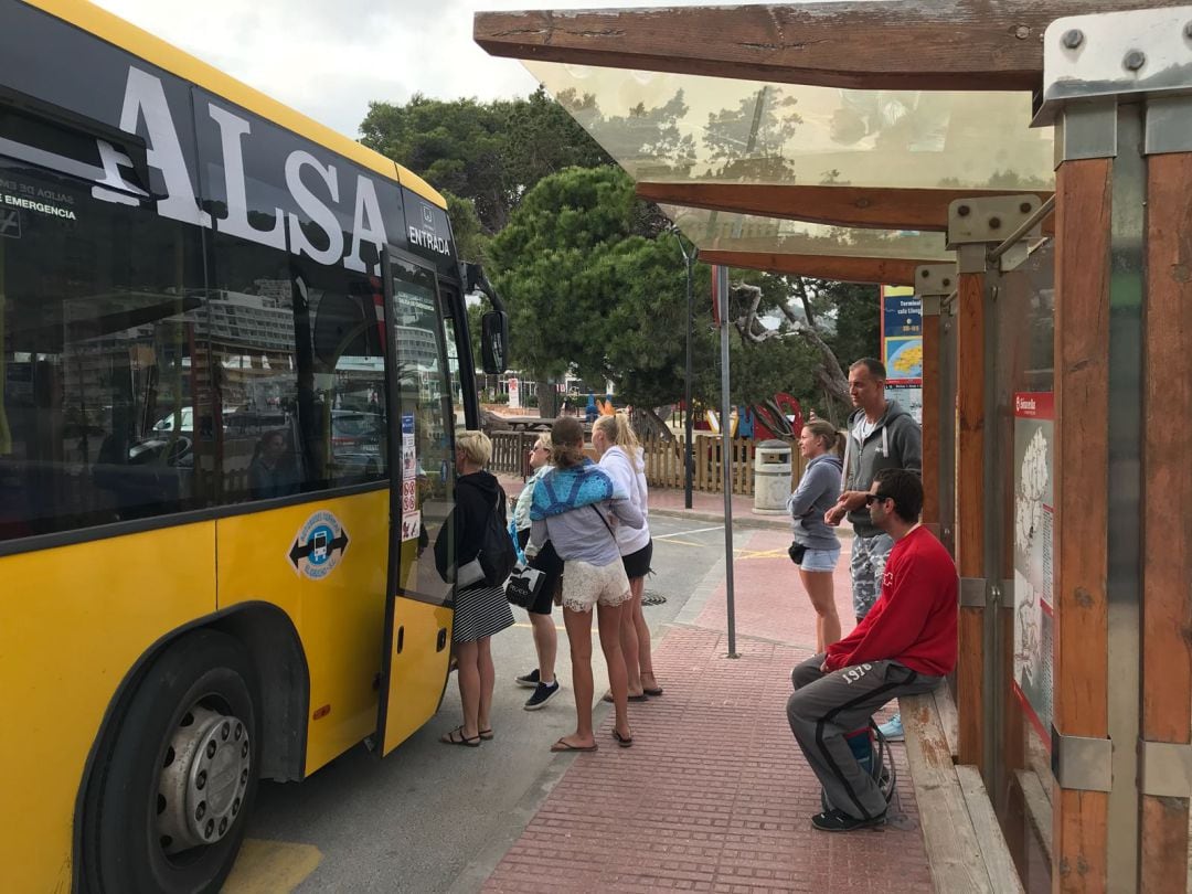 Pasajeros subiendo a un autobús en Ibiza