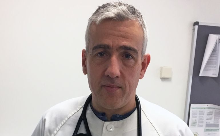 Es el nuevo jefe de Medicina Interna del Mateu Orfila.