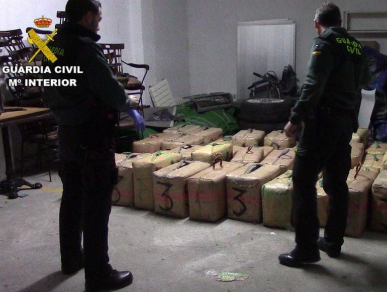 Agentes de la Guardia Civil con droga intervenida, en una actuación en el Campo de Gibraltar.