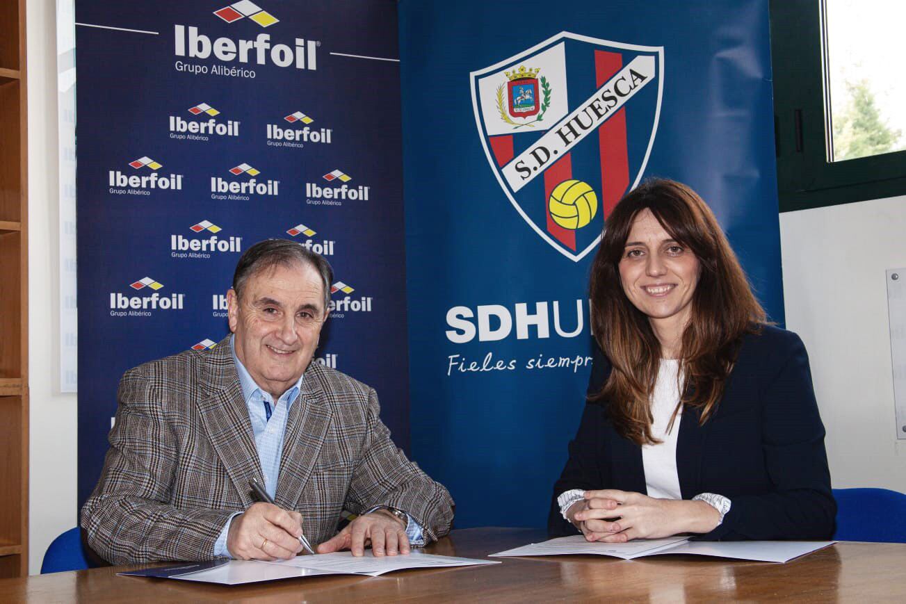 Pedro Maria Jiménez y Azucena Garanto durante la firma del acuerdo