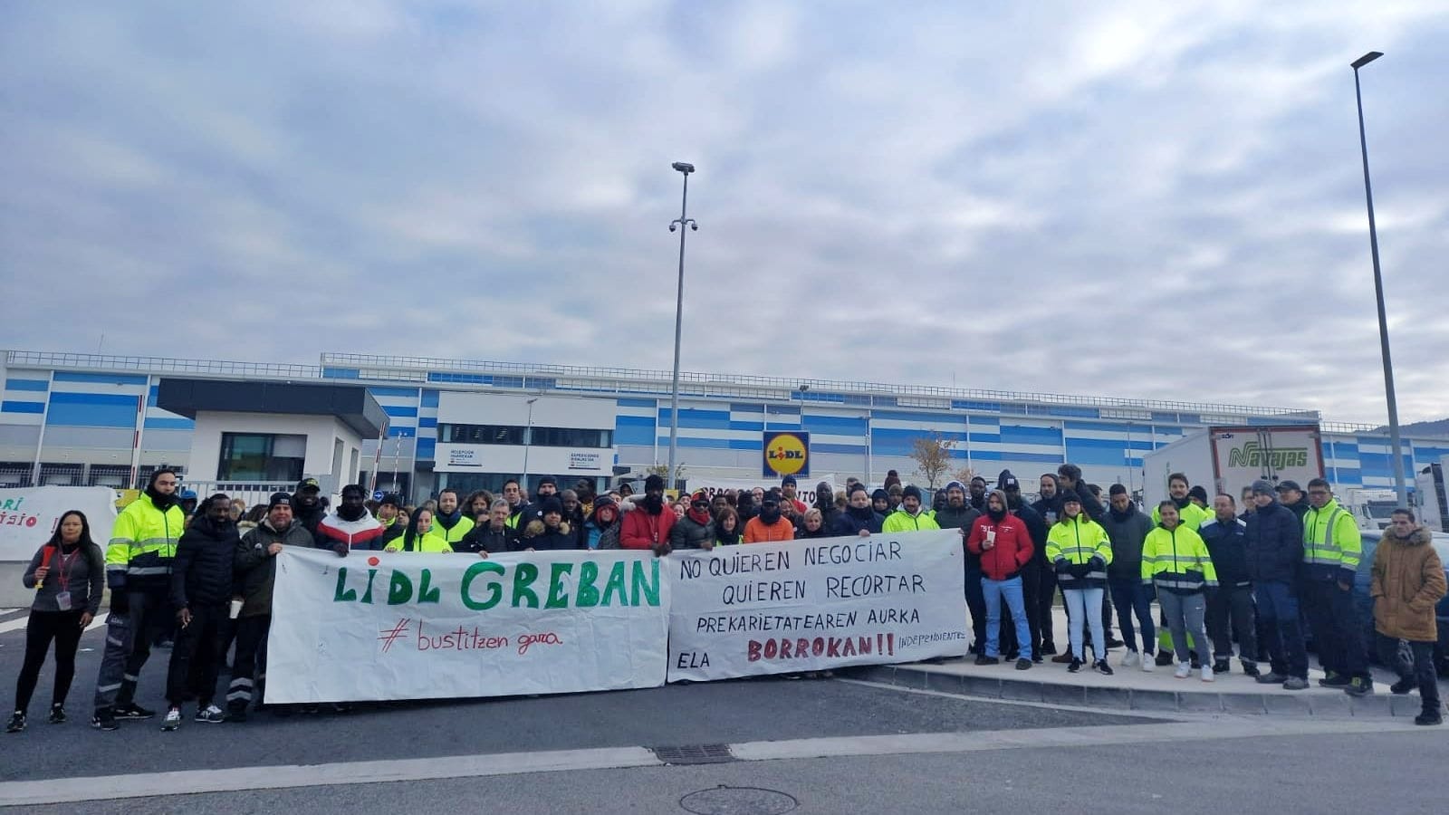 Los trabajadores de Lidl en Nanclares iniciaron una huelga indefinida para reclamar una mejora de sus condiciones laborales