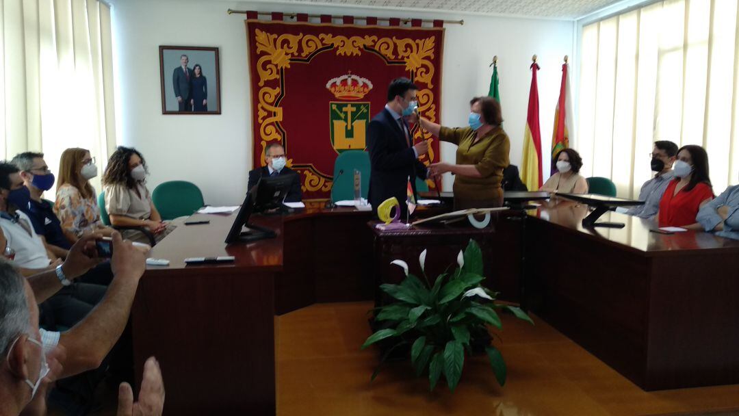 José Luis Vílchez Molina recibe el bastón de mando de manos de María del Carmen Robledillo