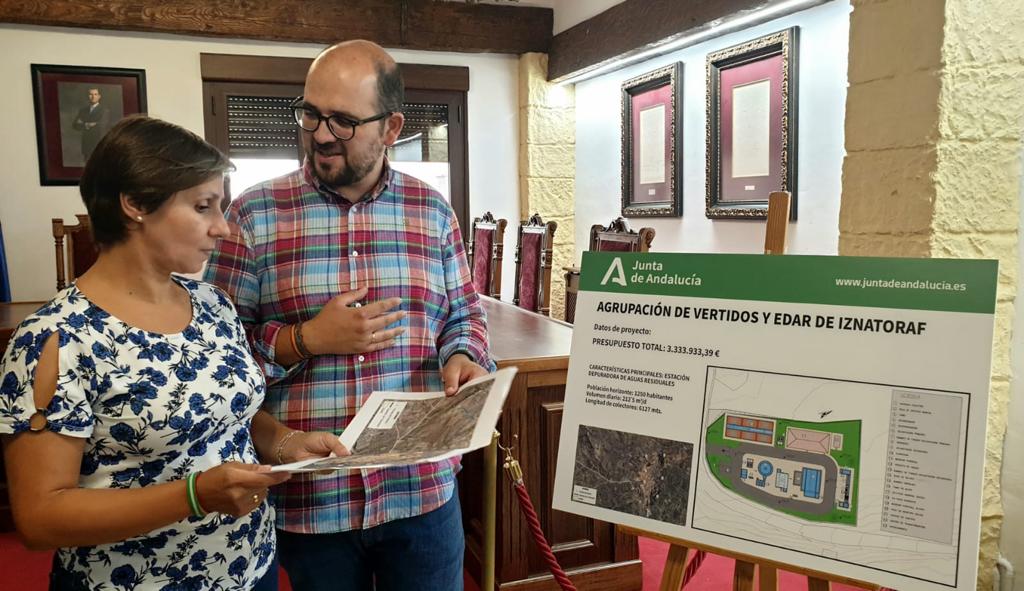 La delegada de Agricultura y Medio Ambiente, Soledad Aranda, y el alcalde de Iznatoraf, Pascual Manjón.