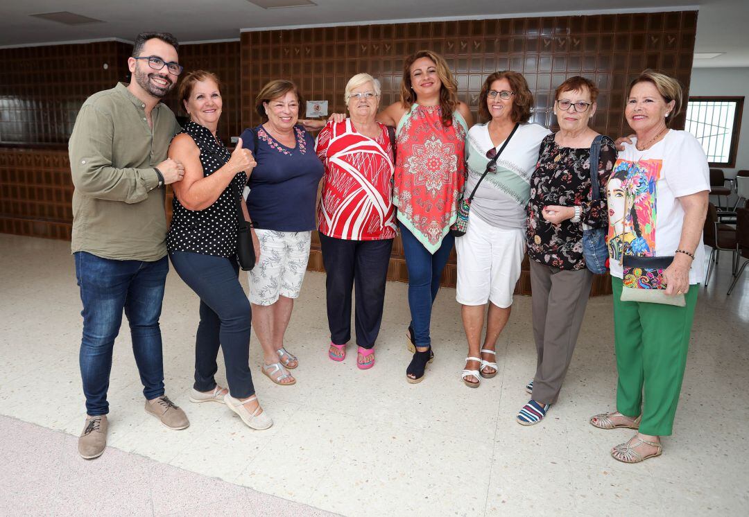 La consejera en funciones de Bienestar Social del Gobierno de Canarias, Cristina Valido (en el centro de la imagen), visitando el centro de mayores.