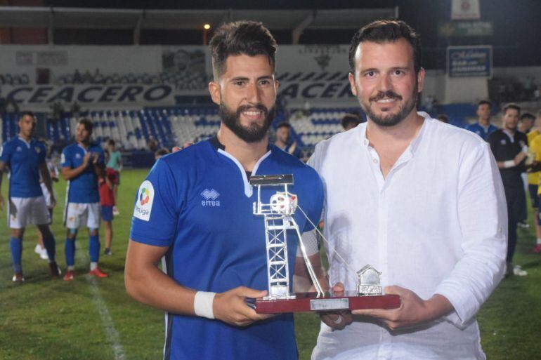 Rosales, capitán azulillo, posa con el Trofeo &quot;Ciudad de Linares&quot; junto a Rafael Sampedro