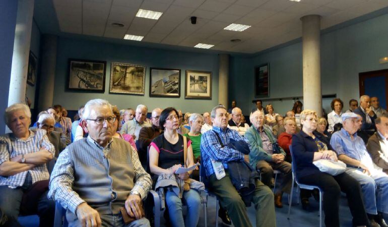 Los vecinos, durante una de las sesiones informativas