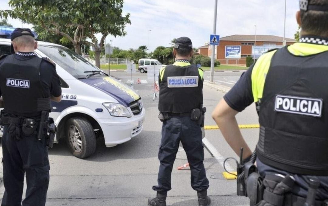 Policía Local de Vila-real en un control de alcoholemia y drogas