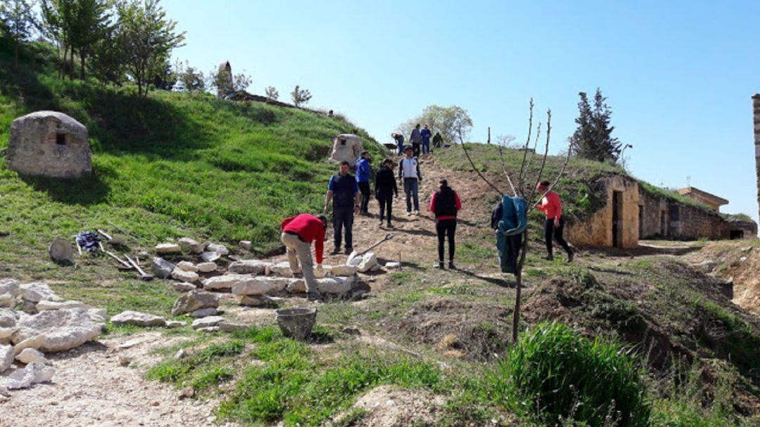 La labor del voluntariado está siendo fundamental para mantener bodegas, lagares y zarceras del cerro de San Jorge donde se celebra la Feria &quot;Sotillo, el vino y yo&quot;